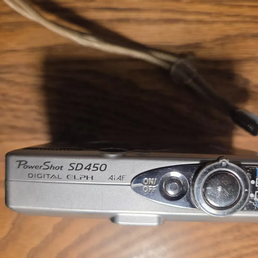 Canon PowerShot SD450 Digital ELPH 5.0MP Camera - For Parts / Broken Screen